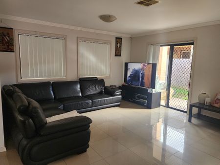 Oxley Park - Photo 2