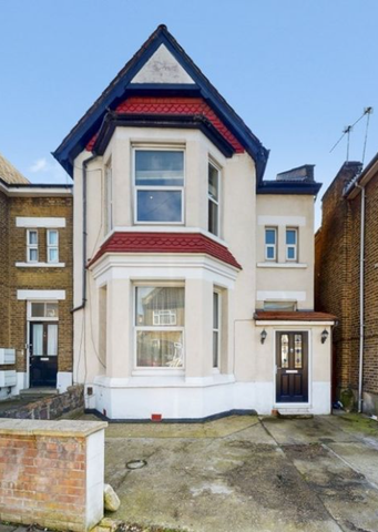 6 bedroom detached house to rent - Photo 3