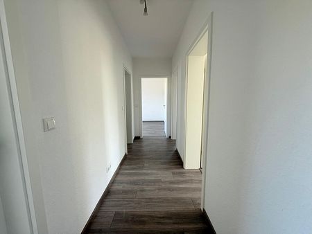 Schicke und renovierte 3-Zimmer-Wohnung in zentraler Lage mit Außenstellplatz! - Photo 5