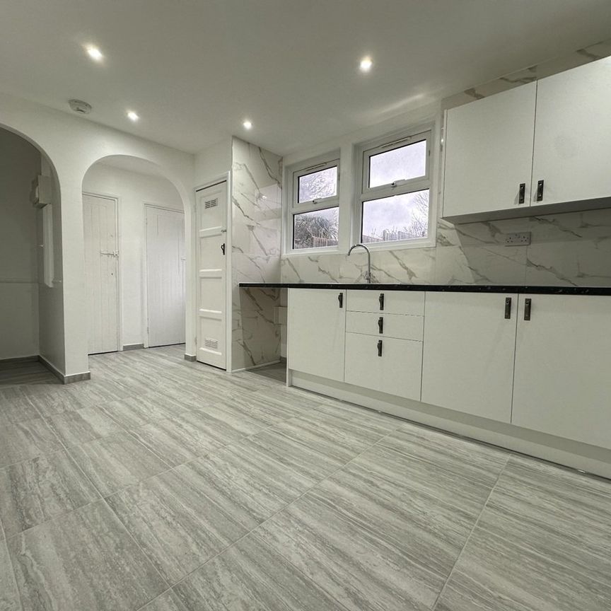 3 Bed Semi-Detached House, Holburne Road, SE3 - Photo 1