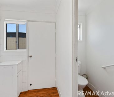Neat & Tidy Home with a Shed! - Photo 6