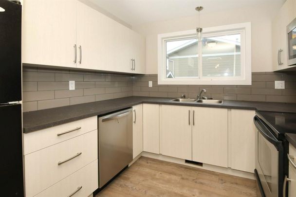 Beautiful 3 Bedroom Townhouse in Riverside Meadows - Photo 1