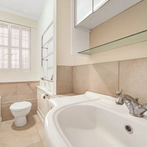 1 bedroom flat in Chelsea Manor Gardens - Photo 3