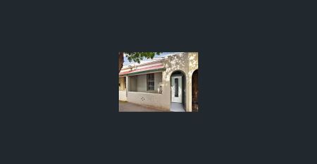 Charming Two-Bedroom Terrace in a Prime Location - Photo 5