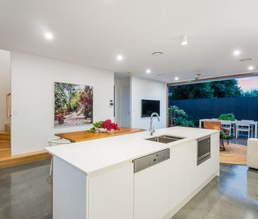Executive Townhouse in Popular Inner City Toowong. - Photo 1