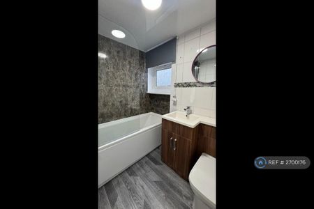 3 bedroom flat to rent - Photo 3