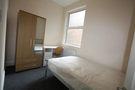 5 bedroom detached house to rent - Photo 2