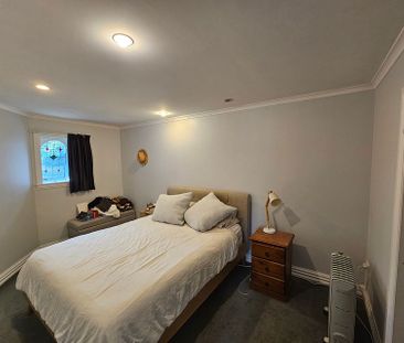 Gorgeous House With All Day Sun - Photo 2