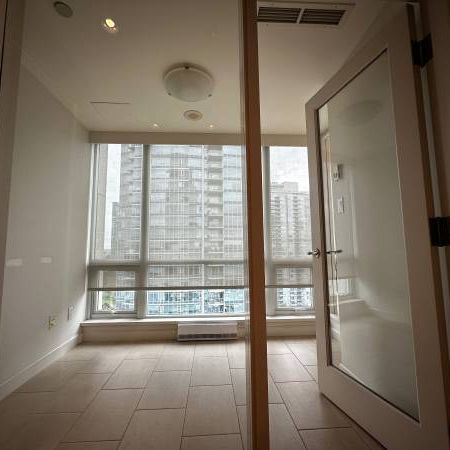 Stunning Waterfront Luxury Apartments: 2 Bed + Den, 2 Bath - Photo 3