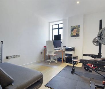 2 bedroom flat in London - Photo 1