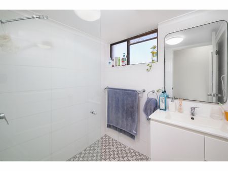 Renovated unit in a quiet convenient location - Photo 2