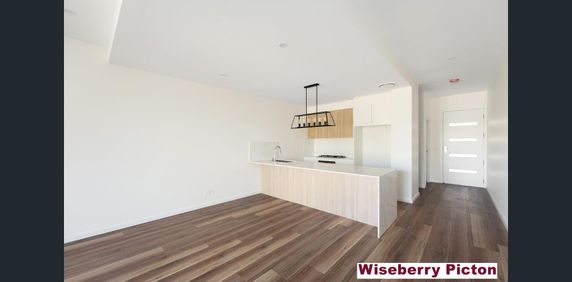 4 Bedroom Modern Townhouse - Photo 2