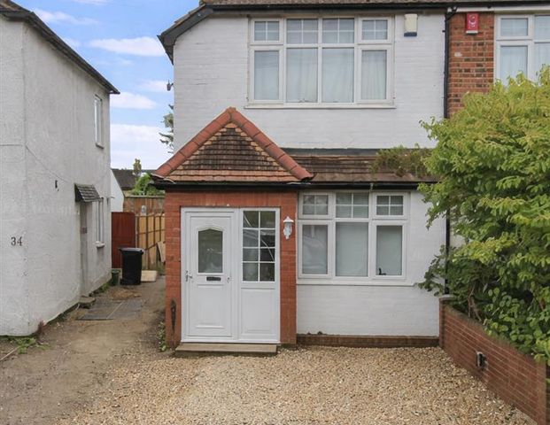 Star Road, Uxbridge UB10, London - Photo 1