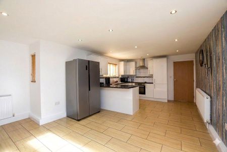 4 bedroom detached house to rent - Photo 5