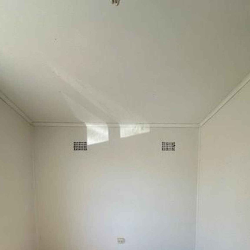 Handy location !!! - Photo 1