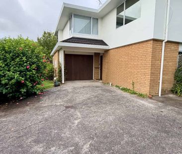 Stylish and Spacious 3-Bedroom Home in Prime Northcote Point Location - Photo 2