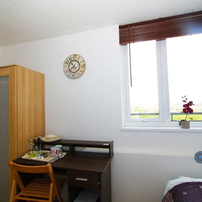 1 bedroom in a flat share to rent - Photo 1