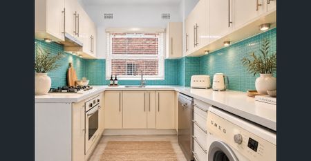 Art Deco apartment, Sunny north east facing, great location with parking - Photo 3