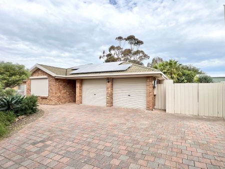 Comfortable Family Home with Loads of Parking Space and a Dream for a Gardening Enthusiast - Photo 3