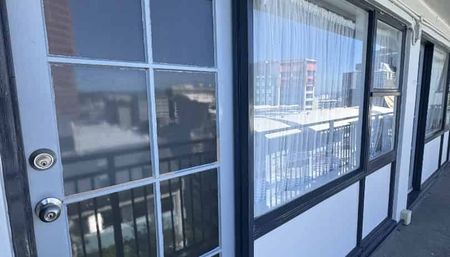 WELL PRESENTED BEDSIT: - Photo 4