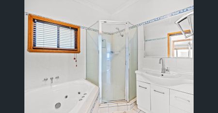 FAMILY HOME ON THE LAKE - Photo 2