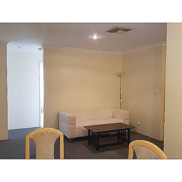 Large MASTER ROOM. Nice house. Free WIFI! Beautiful Double storey house. WALK TO ALL. - Photo 1