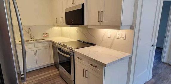 ON SUBWAY LINE 2 BEDS 1 BATH RENOVATED ENSUITE LAUNDRY - Photo 2