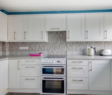 3 bed mid-terraced house to rent in Dolphin Way, Rustington, BN16 - Photo 6