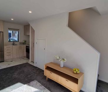 Modern Townhouse – Perfect for Singles or Couples - Photo 2