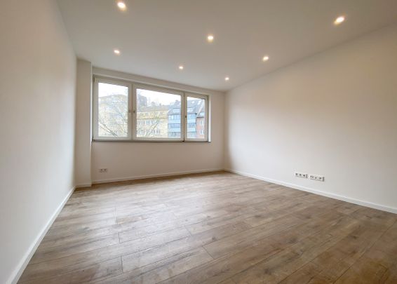 Stadtmitte! Sanierte 2 Zimmerwohnung mit Küche, Diele, Bad und Balkon! - Photo 1