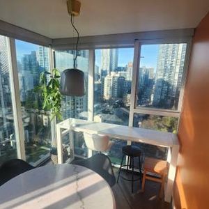 Furnished Corner Unit 1 Bed + Den 682sqf - Photo 2