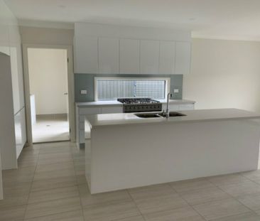 Spacious Living! - Photo 5