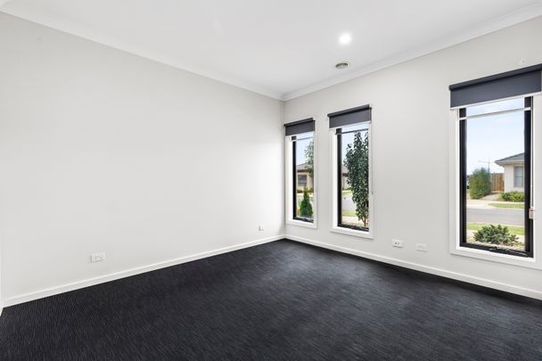 7 Kirkham Drive, Thornhill Park VIC 3335 - House For Rent | Domain - Photo 1