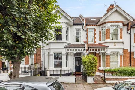 A stylish and modern three bedroom maisonette flat located just of Clapham Common. - Photo 2