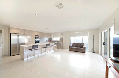 Stylish and Spacious 4 Family Home in Prime Position - Photo 2