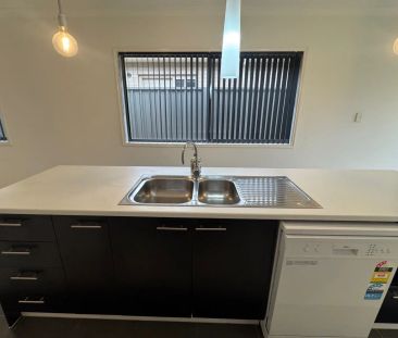 Comfortable 3-Bedroom Home in Prime Northfield Location - Photo 3