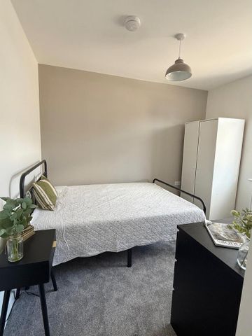 6 bedroom semi-detached house to rent - Photo 3