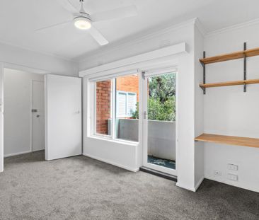 OUTSTANDING 1 BEDROOM ONE BLOCK FROM THE BEACH - Photo 1