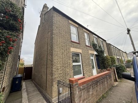 Belgrave Road, Cambridge £1,650 pcm ⓘ The monthly or weekly payment required by the landlord. Read our glossary page , 2 bedrooms, end terrace house, to let * Tenant info - Photo 5