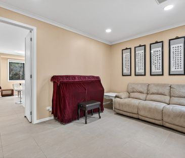 Fully Furnished Luxury Home in a Premium Location! - Photo 2