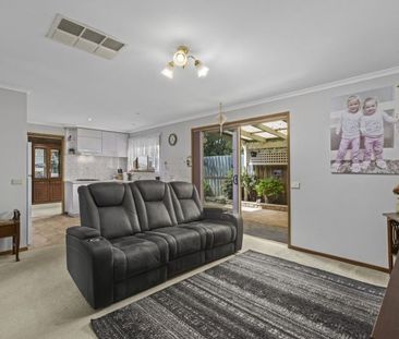 8 Monash Court, Whittington - Photo 1