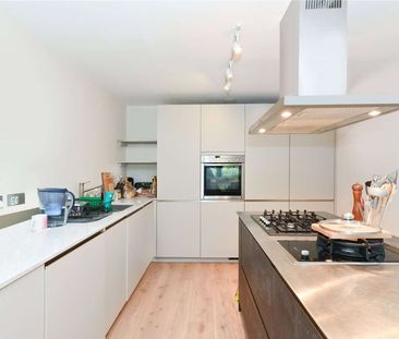 A modern one bedroom apartment offering in excess of 600 sq ft of living space with access to communal gardens. - Photo 1