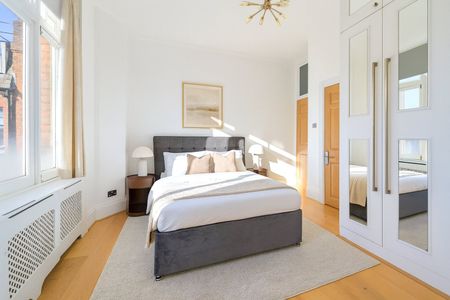 A Stunning Three Bedroom Apartment in Popular Portered Mansion Block - Photo 3