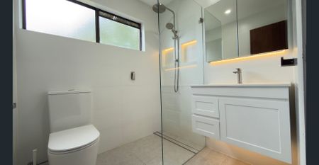 Impressive Solar Panels Family Home with Pool – Rent Includes Pool Maintenance - Photo 4