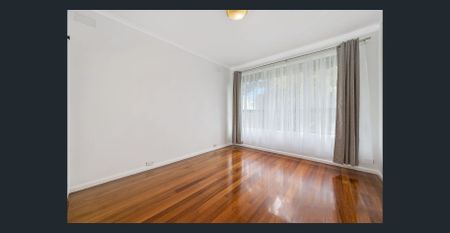 Bright & Spacious Family Home with Ample Parking in Avondale Heights - Photo 4