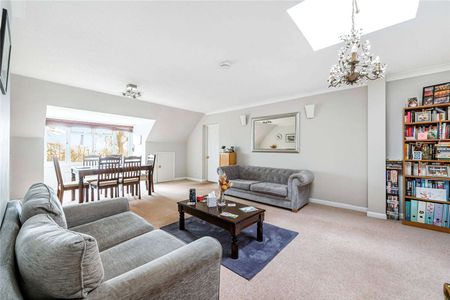 A large modern three double bedroom apartment benefitting from two bathrooms and a spacious living area. - Photo 4