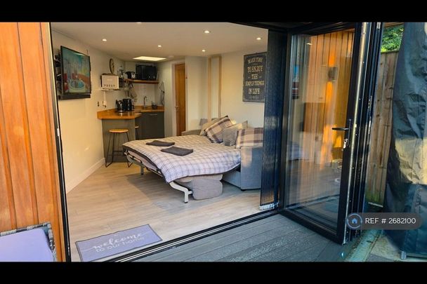 Studio to rent - Photo 1