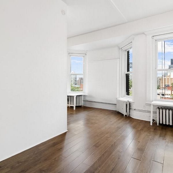 Apartment for rent in the heart of downtown Montreal - Photo 1