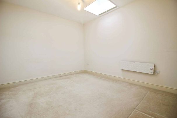 Flat 2, Eastcott House, Swindon, 4 High Street, SN1 - Photo 1