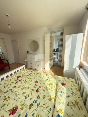 1 bedroom in a flat share to rent - Photo 1